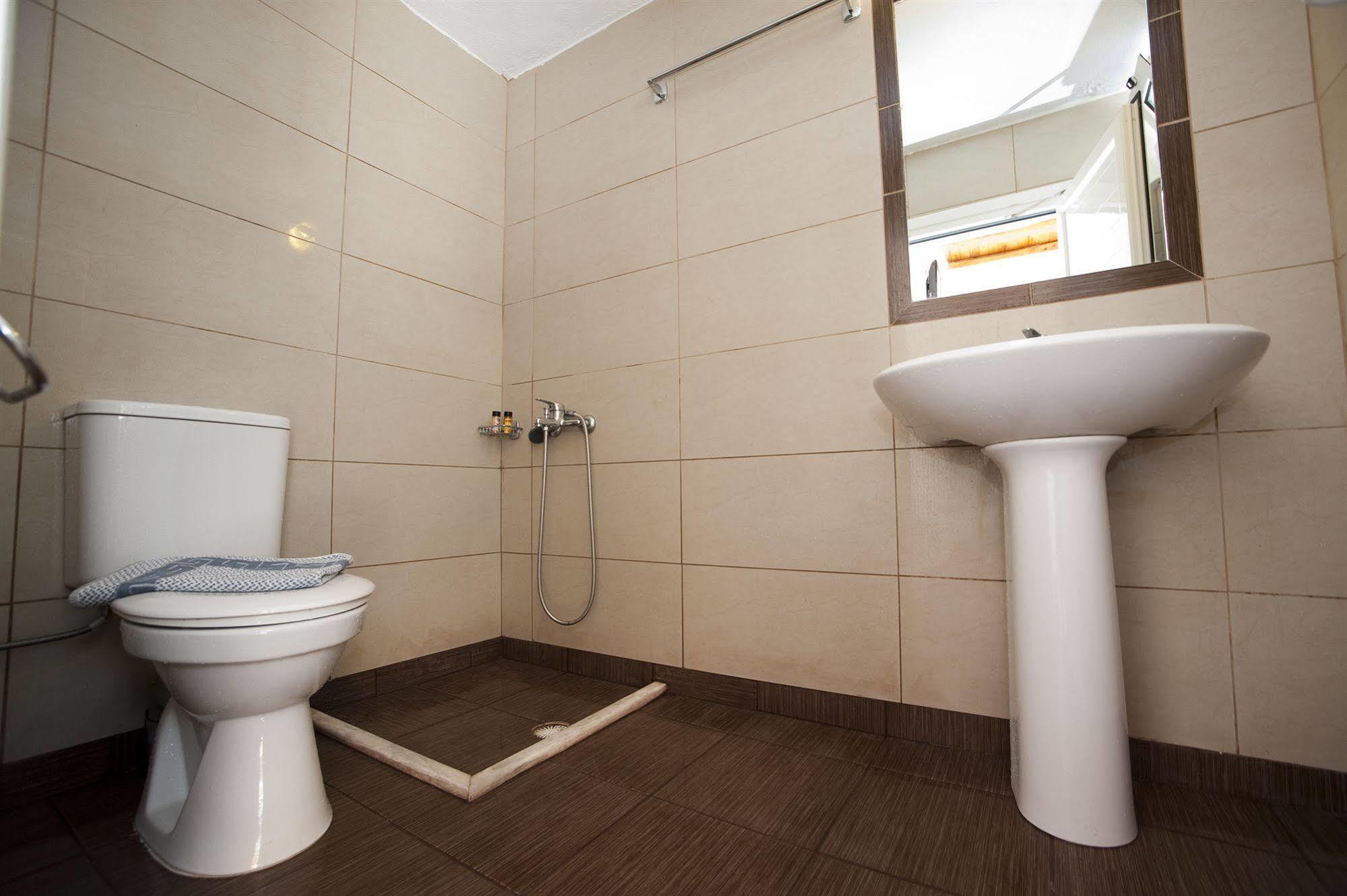 Madares Hotel Лутро Екстериор снимка